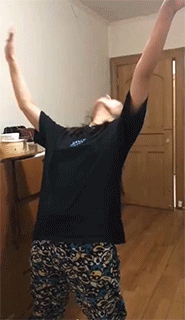 爆笑GIF: 妹子, 没事逗猪干嘛呢?