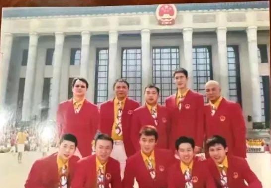 看看你认识几个？你们看前排左一是马龙吗？后排右一过去应该是肖战、王励勤吧？