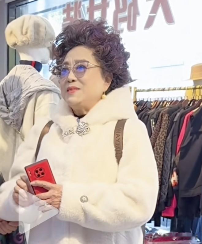 上海观众还记得她吗？曾经滑稽艺术圈的时髦阿姨王文丽。她最著名的招牌标签就是其发型