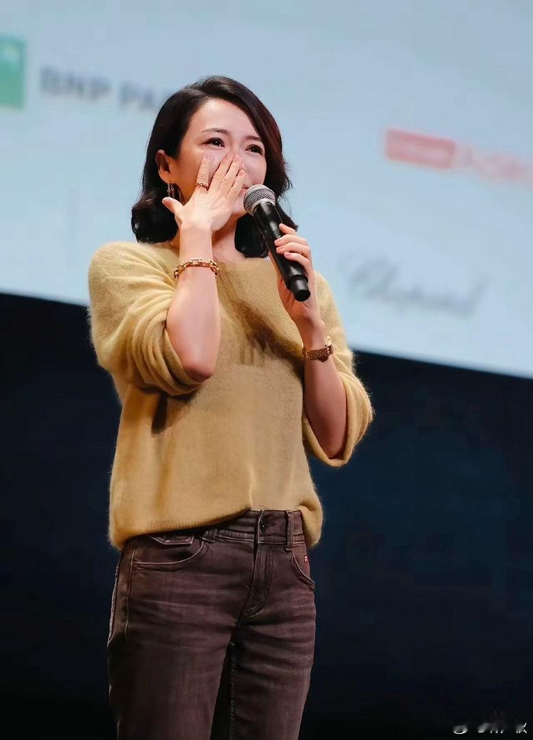 章子怡国外领奖，没礼服、没高跟鞋，气场依旧无敌​​​