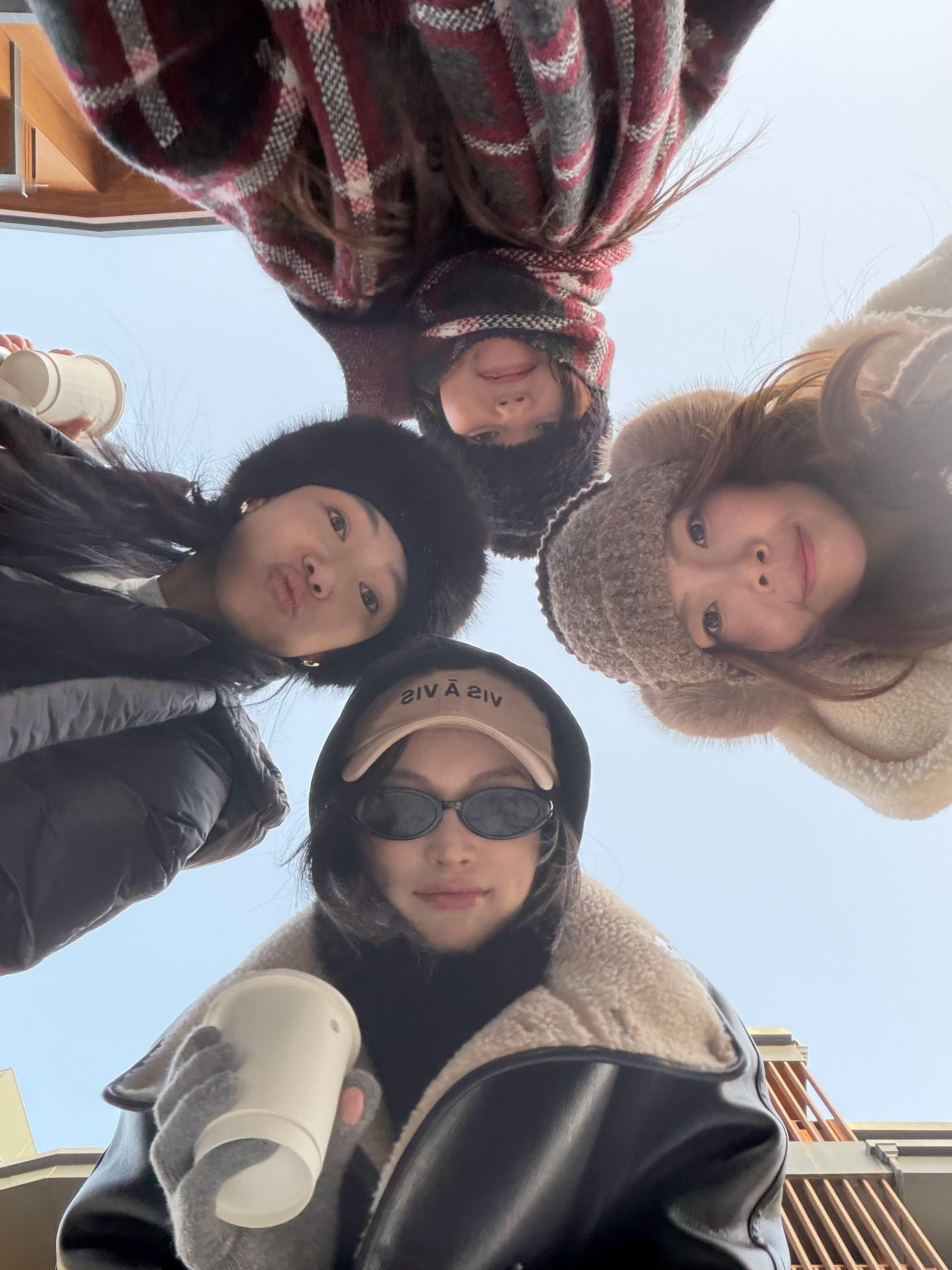 何穗这是把T台搬到了雪地里吗？随便一站就是大片，素颜状态下五官立体得像是精修过一