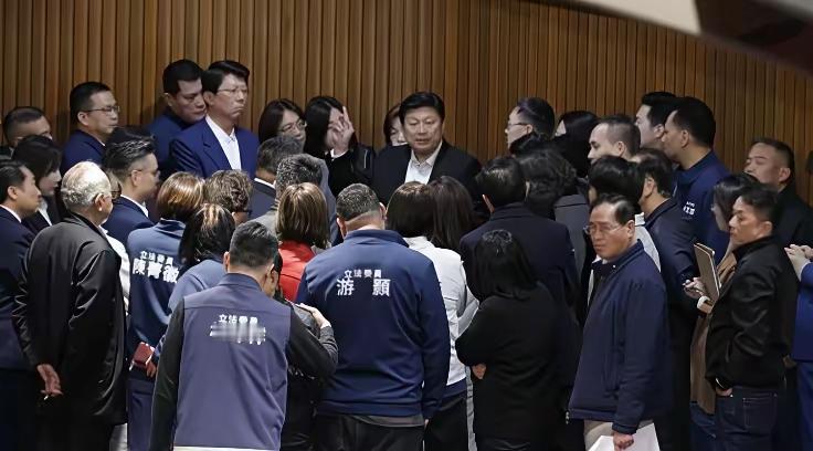 蓝白两党今日在院会提案，要求就总预算跟政院举行一场“国民党团三长VS政院三长”的