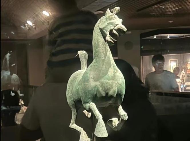 甘肃博物馆“驴踩鸡”的爆火，让背后这件国宝级文物再次进入国人眼前，是“驴”还是“