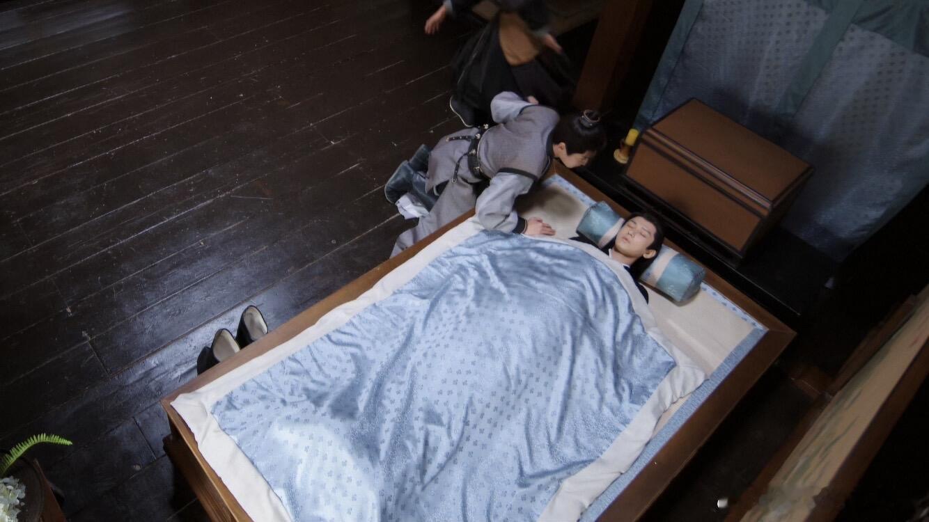 长安二十四计成毅的睡颜是一绝！尤其是天地剑心在小土狗家睡懒觉不起床的黑睡衣造型，