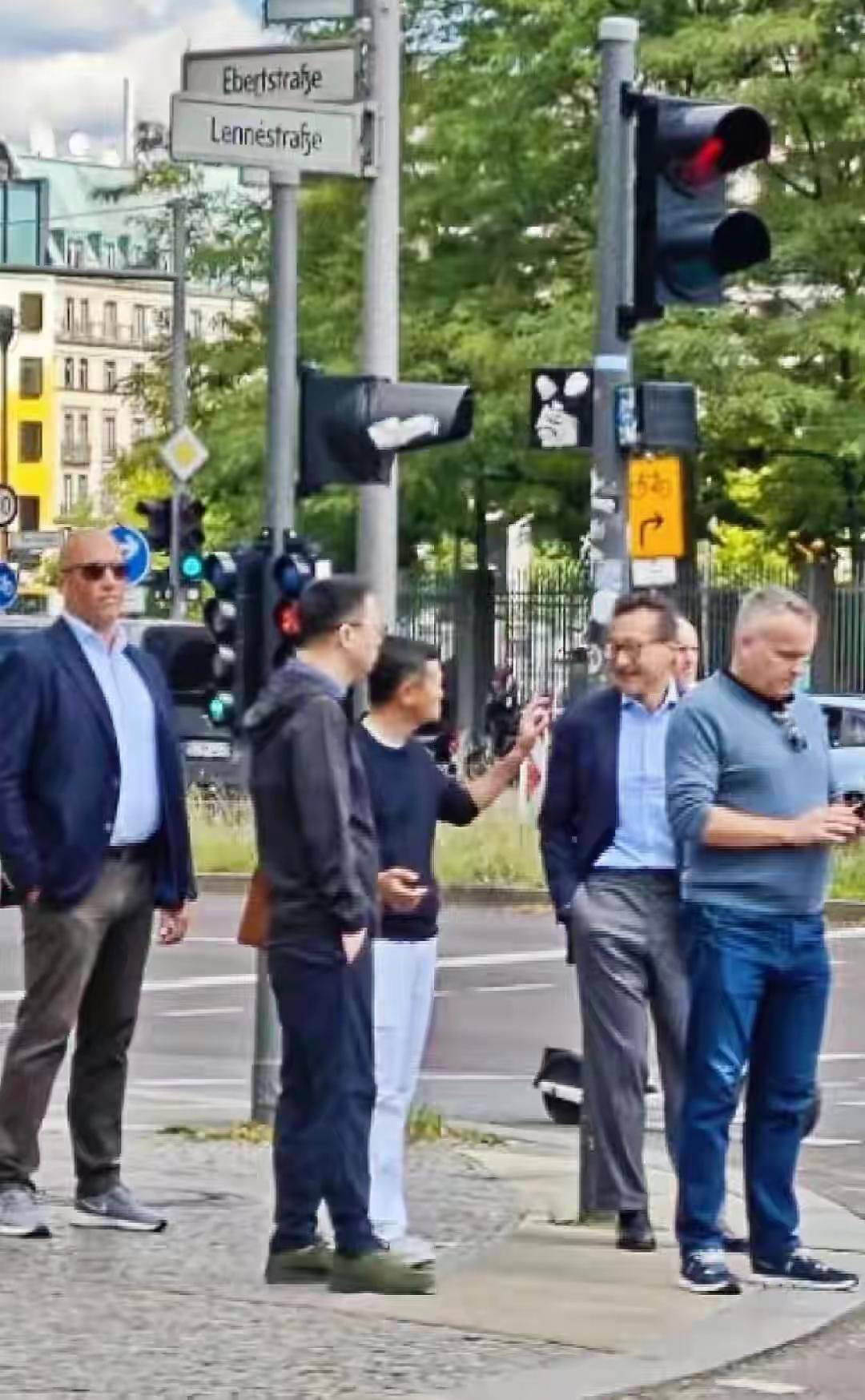 别说我说的不好听，马云在国内出门走在大街上会有人围观，但是在美国就不一样了？这
