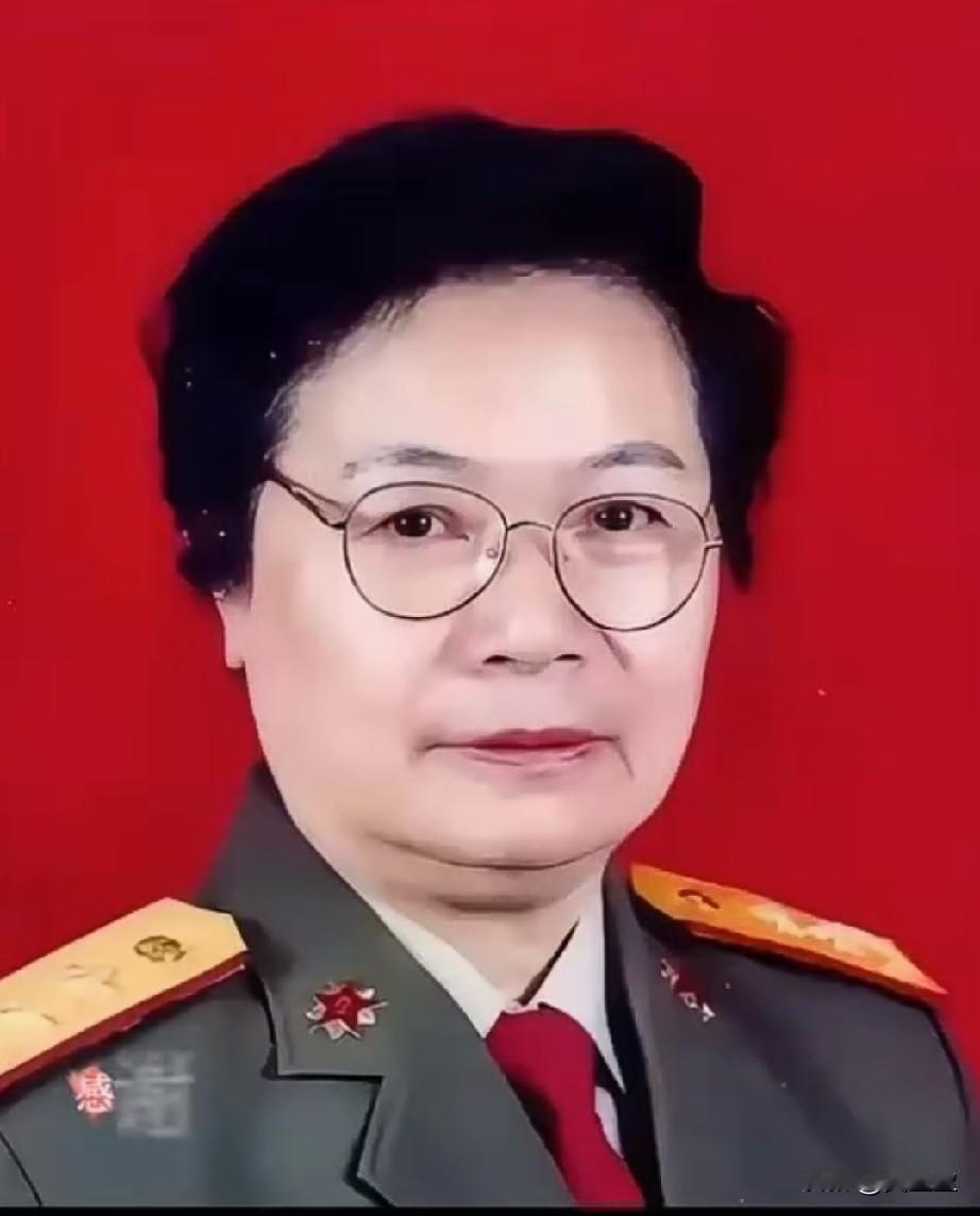 聂力新中国第一位女中将。她1930年在上海出生，5岁的聂力被留在上海，独自在