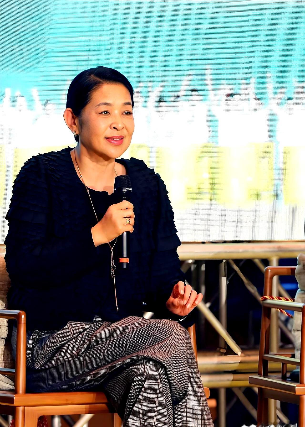 你说人老了，到底啥是顶配的幸福？是存款几位数还是房子多少平？说实话，倪萍阿姨