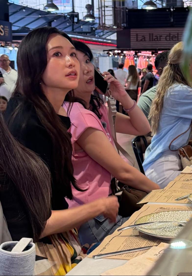 52岁第一美女林志玲现身巴塞罗那，感觉她发福圆润了不少。她香肩半露，长发飘飘，脸