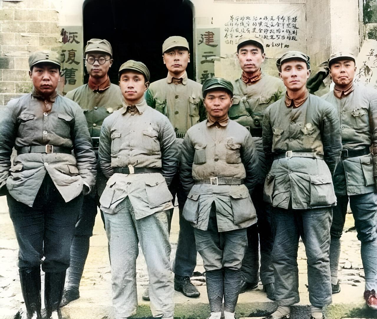 1939年新四军军部高级干部在一起。后排右起：项英、周总理、陈老总、袁国平。四