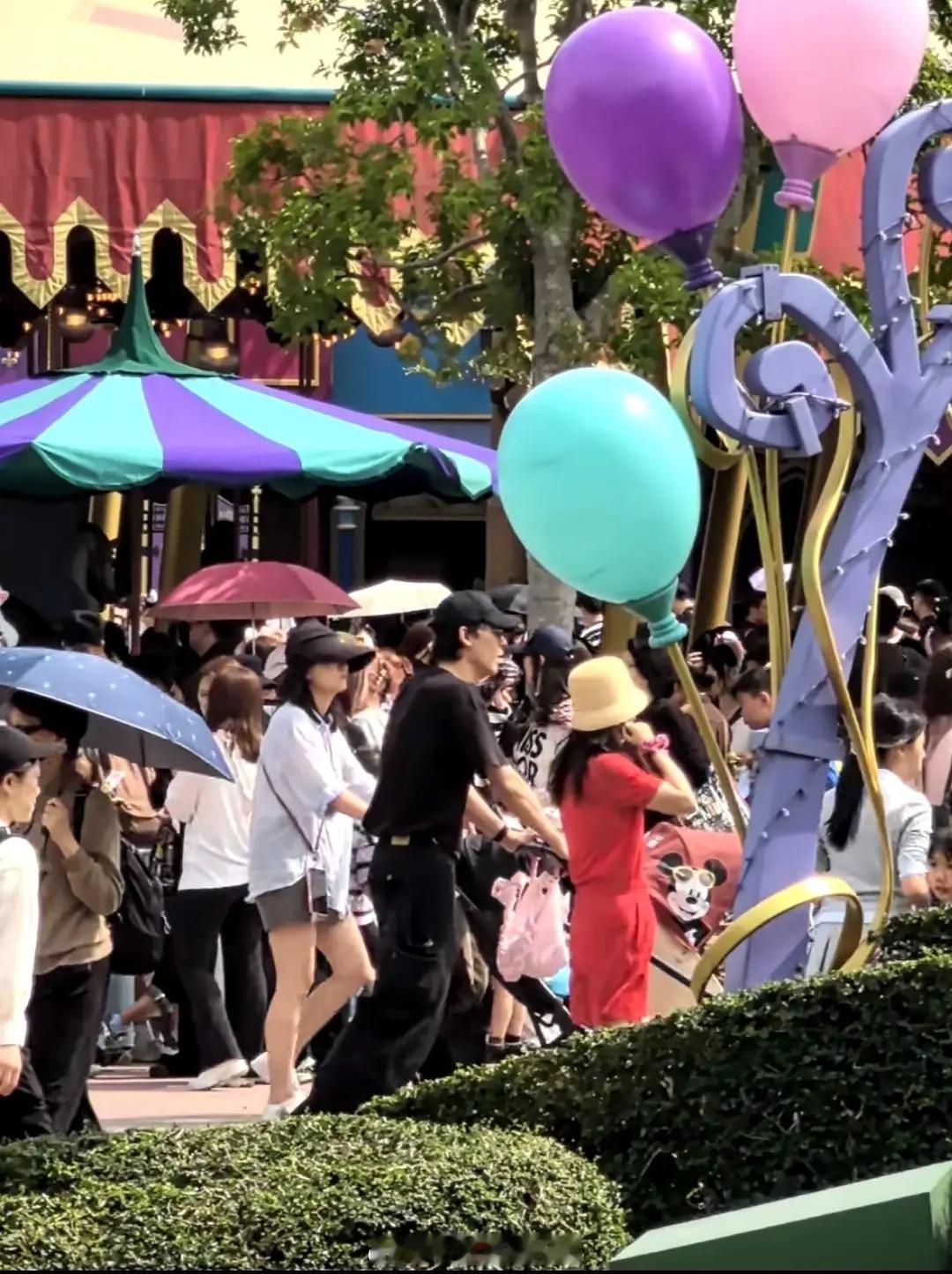 吴倩张雨剑一家三口游迪士尼，颜值好高有说有笑，复合传闻似为真！