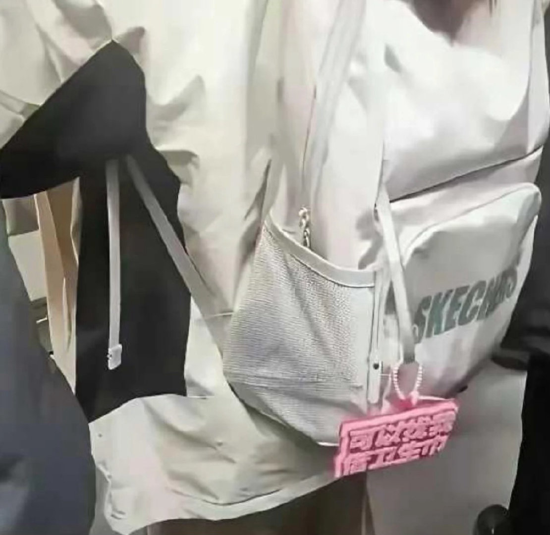 地铁上看到的，现在的小姑娘也太勇敢了