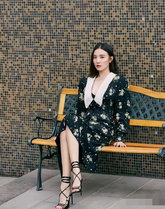 宋佳，173cm，这眼神太有魅力了，就是脚上的鞋子是不是有点小，看着都窜出来了，