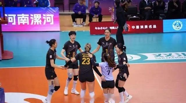 河南女排在采访中透露：球队赛季初原定的核心战术体系是围绕橘井友香构建的，希望利用