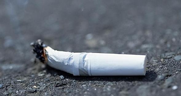 1949年，开国大典前，刘拴虎在天安门广场突然发现一个烟头，而就是这么一个小细节