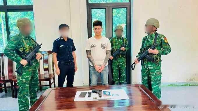 近期的越南边防部队，绿肩章。步枪换成215，头盔也变了。