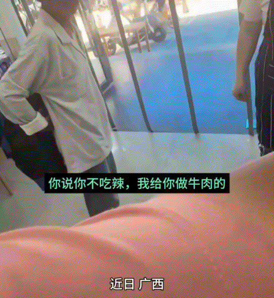广西，一饭店老板发视频称，这天他店里来了一名男子乞讨，老板见状也想着男子可能确实