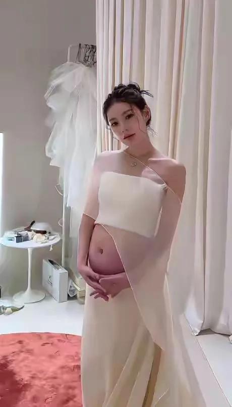 这是马筱梅的第一个亲生孩子的照片啊！相当于是。每个怀孕妈妈都想把宝宝与自己同在一