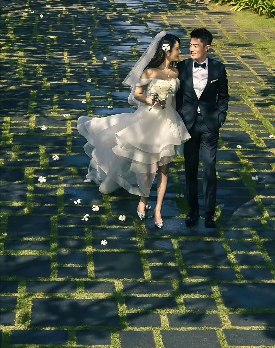林心如霍建华的婚纱照当年太经典了，既随性又优雅，放在如今看仍然是其他明星难以超越