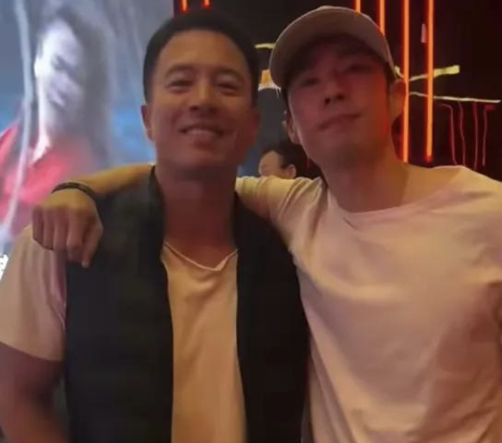 48岁安志杰生日宴曝光，小饭馆中的温馨满溢