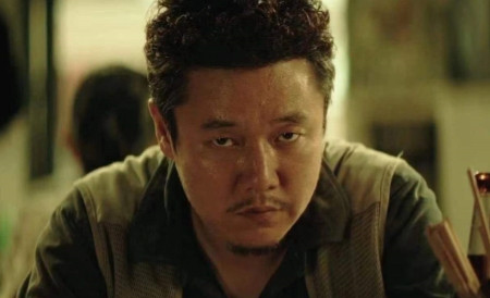 一次，鲁豫刚要夸赞肖央“你是金鸡奖提名的……”肖央就连忙打断“幸亏没得，得了还不
