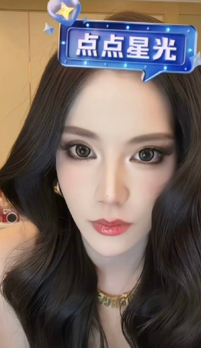 迅猛龙直播美颜掉了，p1是掉了美颜的样子，p2是有美颜的样子，两张图完全没有区别