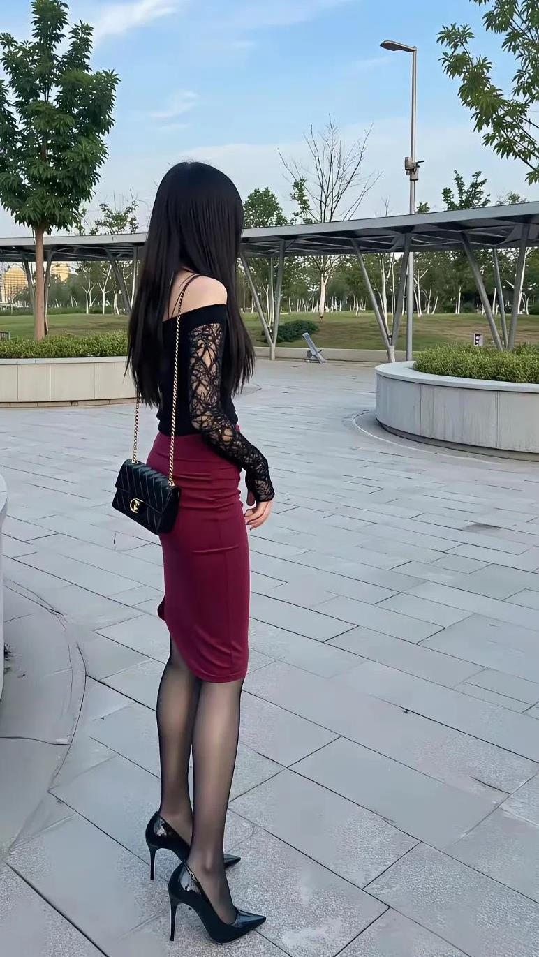 优雅黑裙，时尚街拍，都市女性风范