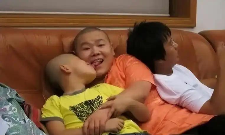 岳云鹏叫郭德纲老婆“师娘”，不是不懂事，是真有感情。那年他才十九岁，跟着师父混