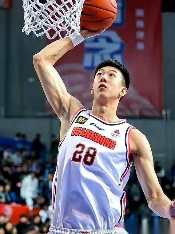 真是笑死，当初广东宏远从北控租王少杰过来，所有人都觉得，这就是找个临时工，帮忙看