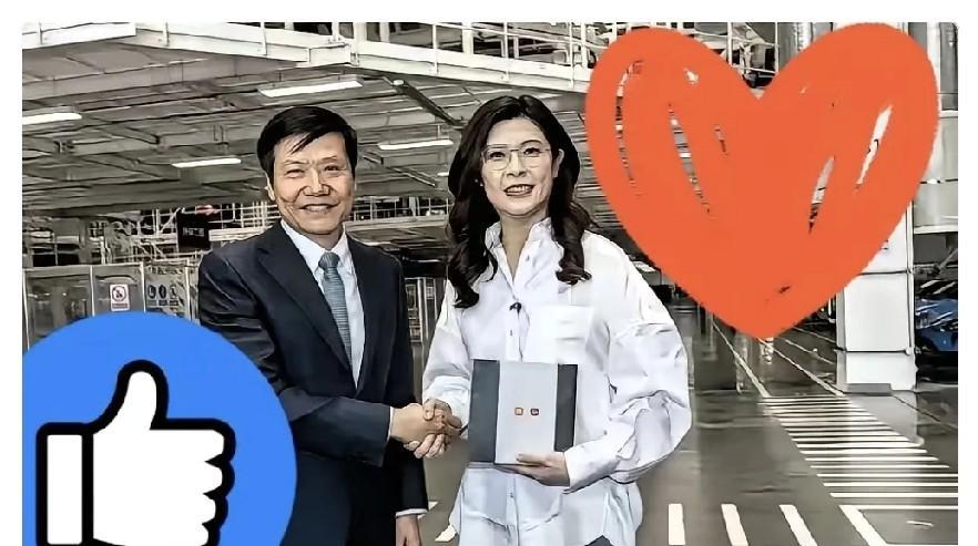 郑丽文去小米转了一圈，雷军顺手送了部新手机。本来挺正常的商务礼节，结果她随口来了