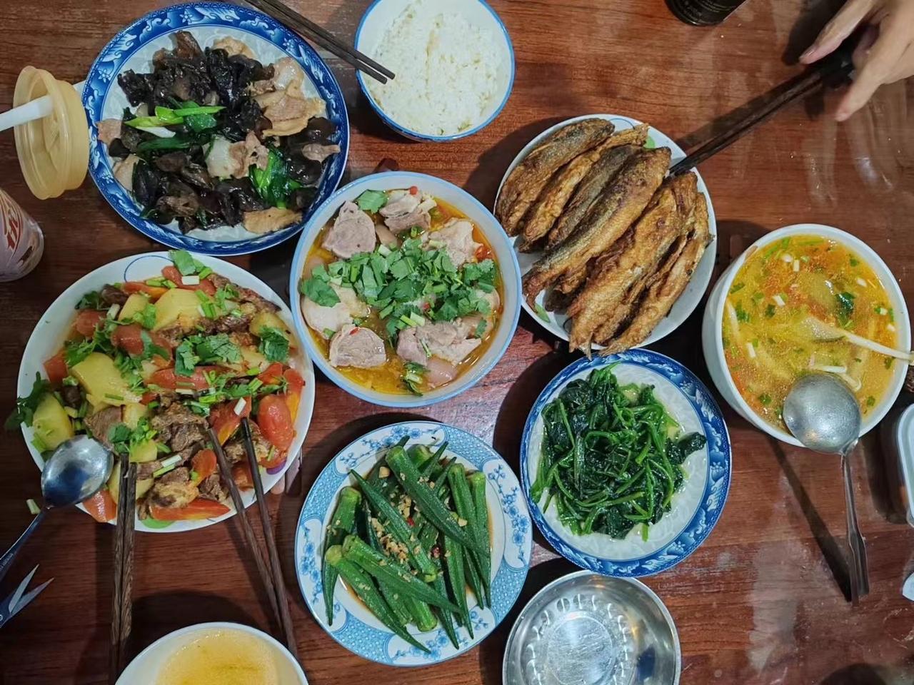 果然，年味淡了真是过年期间辛苦操劳的人撂挑子了！今天遇到楼下阿姨，她去买年货