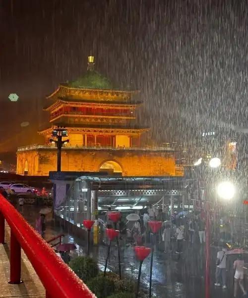 【西安超过1个月落雨】西安下了1个多月雨后遍地长蘑菇一时间，长安城墙泛绿色，