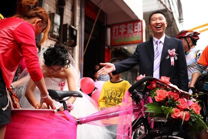 三轮车遇婚车主动退让最近看到个超有意思的事儿。江西一个小伙开三轮车，迎面碰到婚