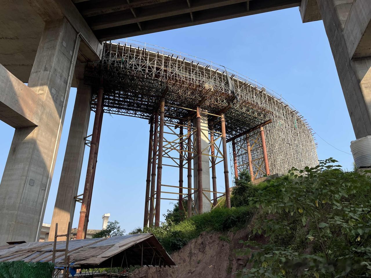 最近一周内有两人向我借钱，一位是湖南老家的发小，一位是在成都工作的高中同学。