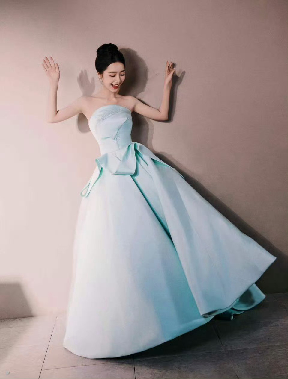 邓恩熙好温柔的美救命！邓恩熙这身薄荷蓝抹胸裙也太会选了吧！缎面料子自带柔光buf