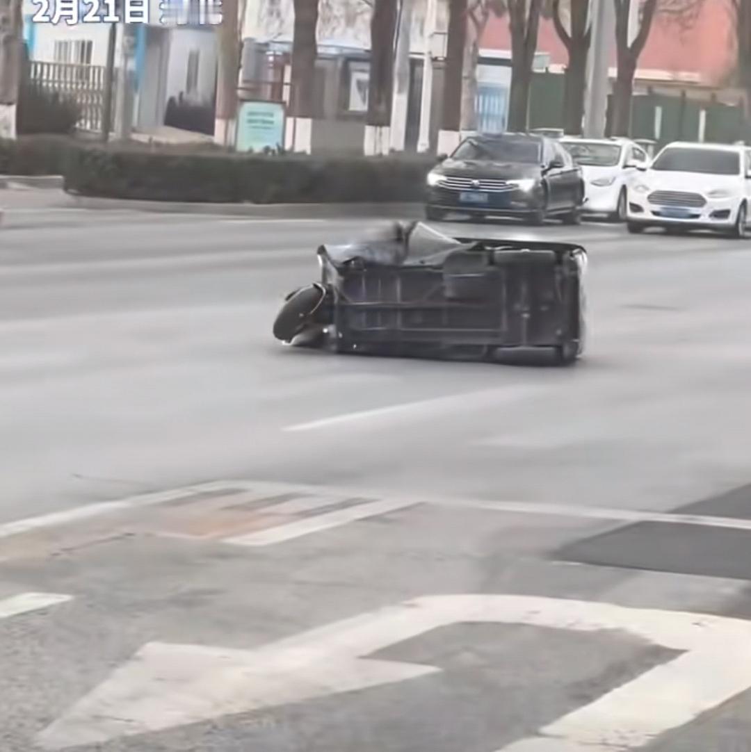 “厚德载物”具象化了！2月21日，河北某路段一辆三轮车过马路时被风吹倒，各位司机