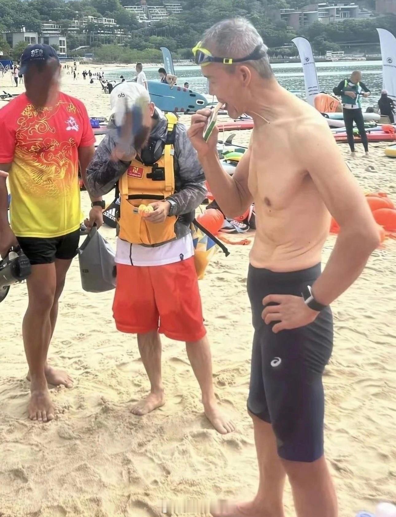 75岁王石光着膀子在海边游玩，状态不错