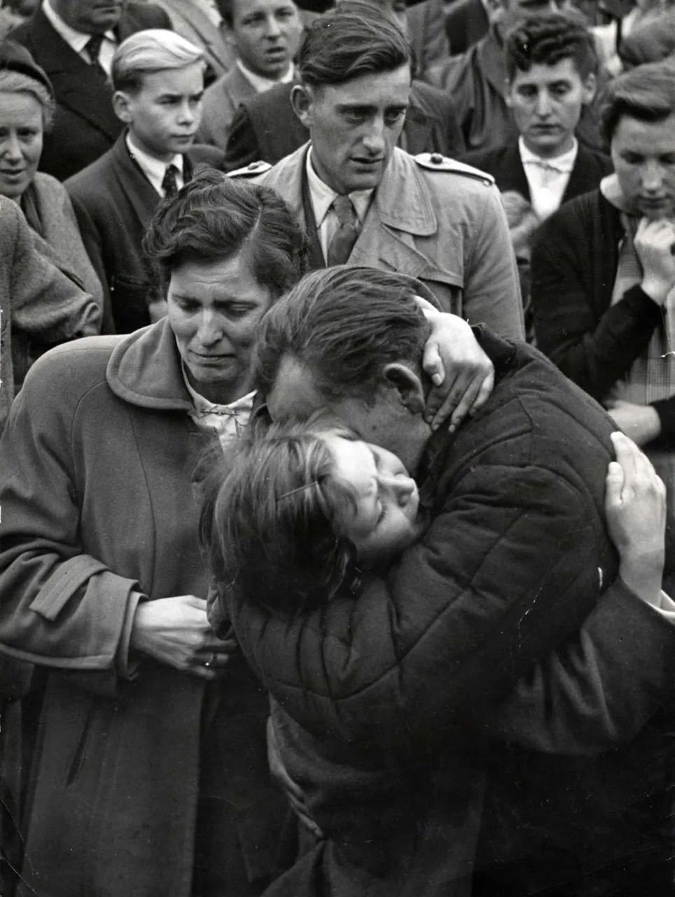 【来自投稿】1956年一个11岁的德国女孩第一次见到了返回家乡的父亲1955