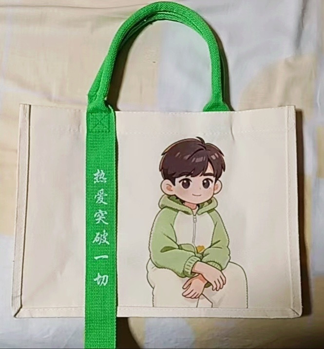 软软面包聚集地昨天忙了整整一天，累坏了，终于拿到手搓的几十个恐龙睡衣茶帆布包比