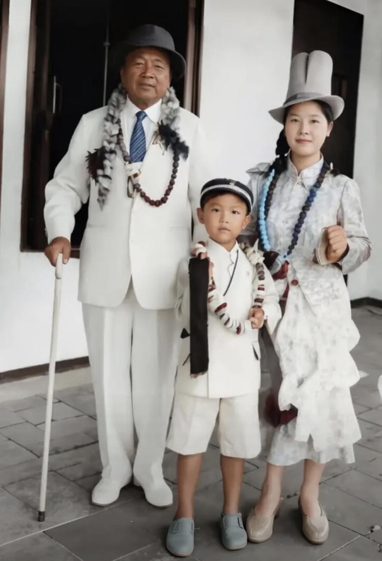 没想到这张戴着夏威夷花环、满是度假松弛感的一家三口合影，居然是爱国将领杨虎城一家
