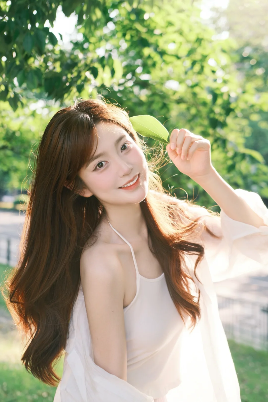 少女的心事散落在绿荫里
