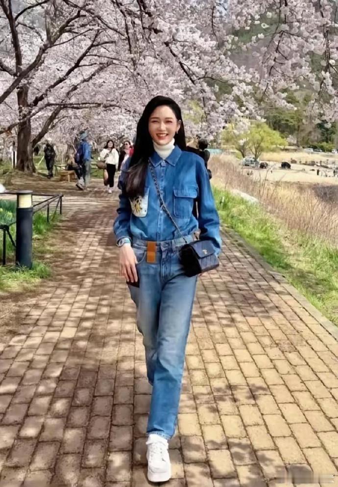 都快五十了，看着年轻是年轻啊，唯一遗憾的就是没生孩子