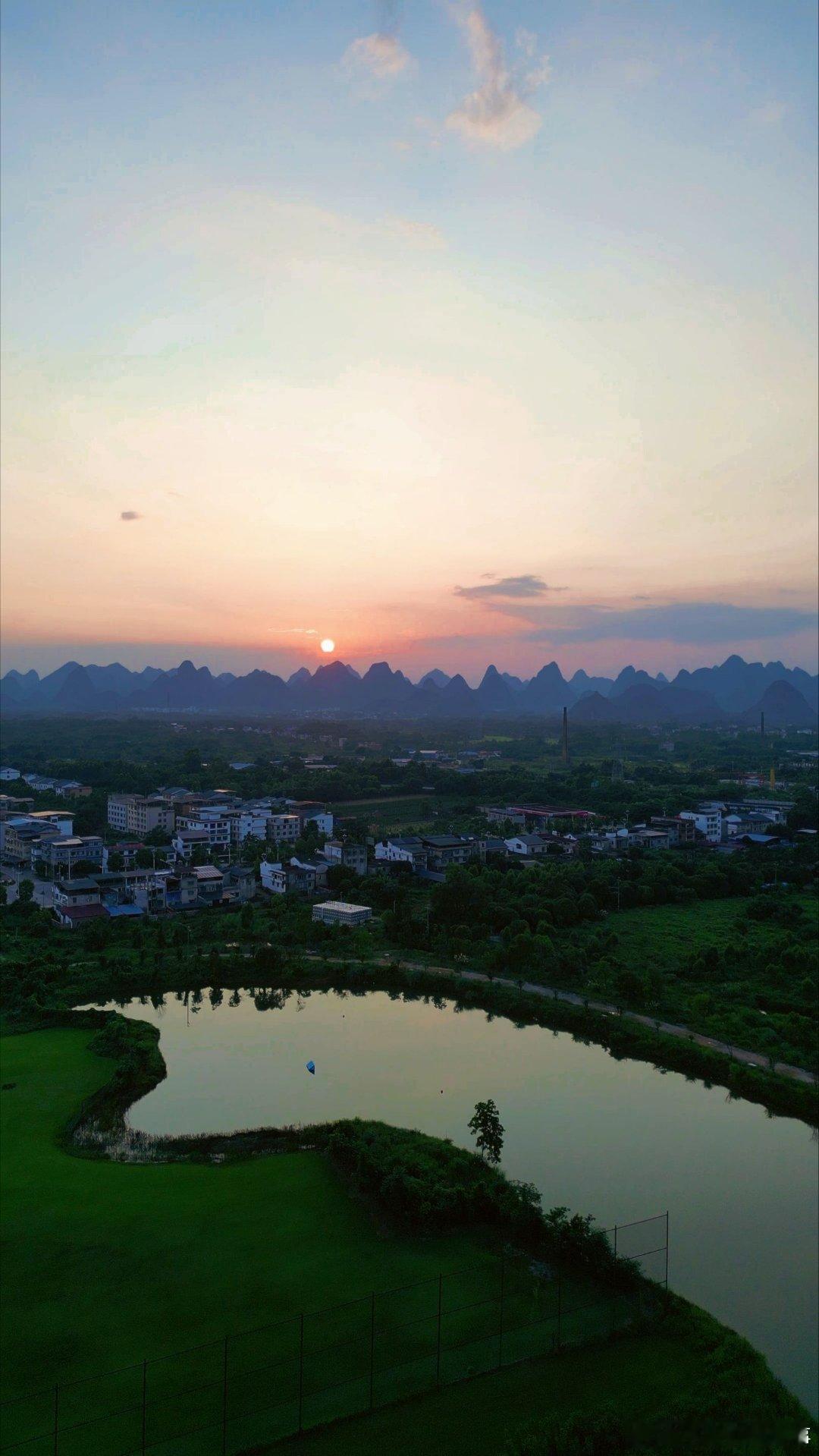桂林旅游学院晚安旅院远处的山睡着了，近处的水也安静下来。把今天的疲惫都留在晚风里