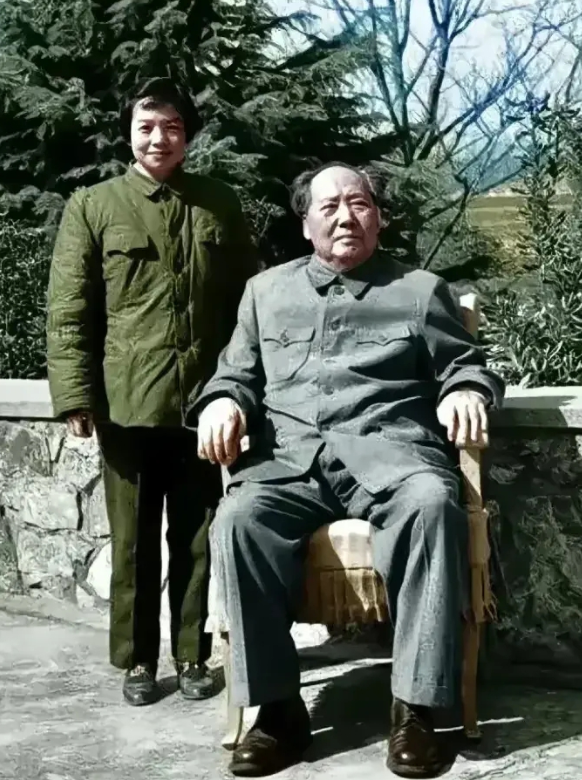 晚年，毛主席坐在藤椅上晒太阳的一幕，旁边的女子你知道是谁吗？在一张珍贵的老照
