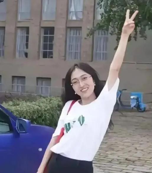 杨某媛在飘什么？家境好的孩子多的是，但像她这样死鸭子嘴硬的不多。明明法