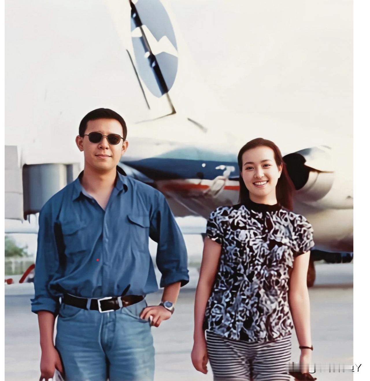 上世纪90年代初，沈阳机场，姜文和刘晓庆的合影。一个英俊帅气，一个时尚靓丽，着实