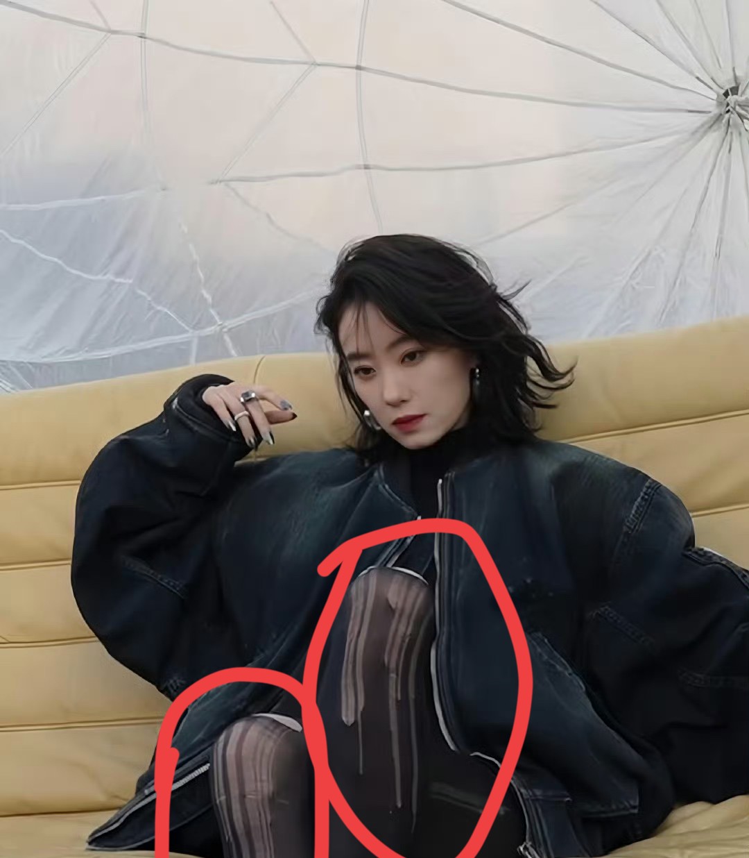 小斐呀，你缺钱了就眨眨眼睛这黑丝袜都走丝了，还穿着拍照，为什么呀！
