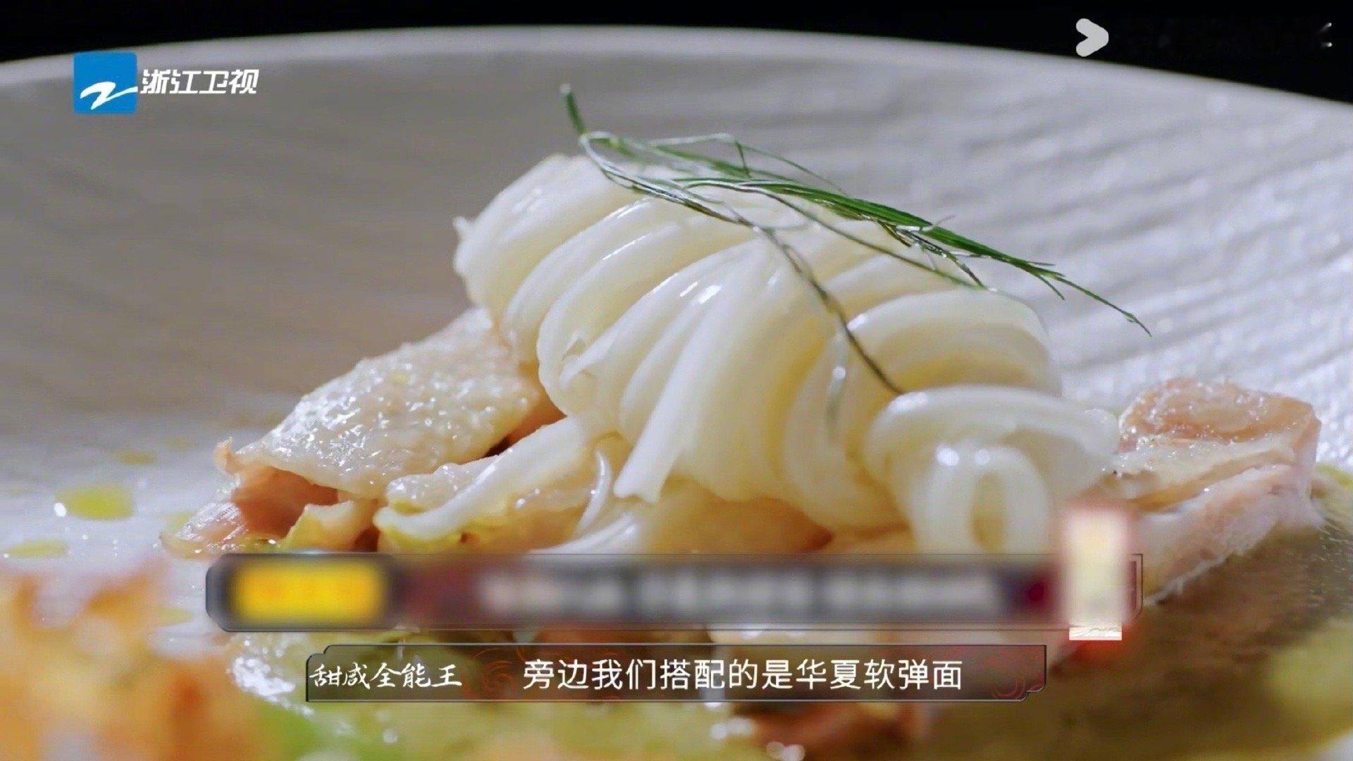 这次白切鸡又输了素厨队的白切鸡输得不冤？鸡本身处理得没毛病，脆嫩入味、摆盘精致