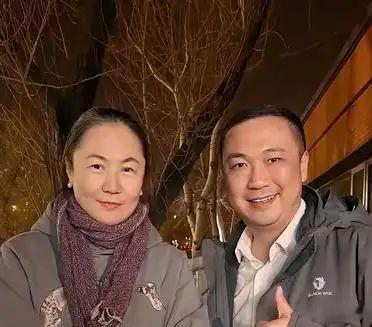 这是窦唯前妻高原近期照片,即便年纪渐长还是能够看得出年轻时容貌出众,美丽之人关
