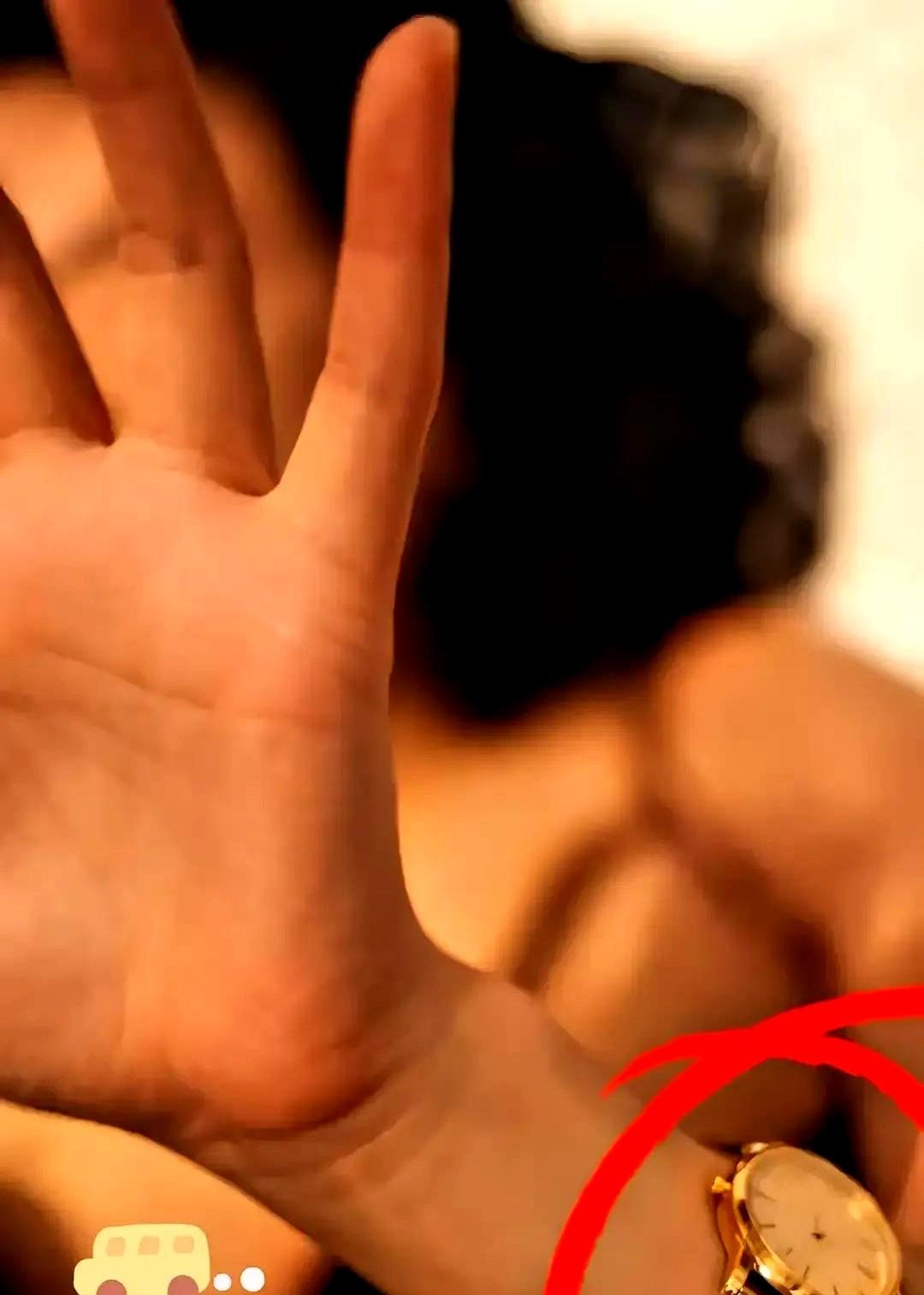 那段视频谁都没看清某金店店长因模糊视频被网暴，工作暂停、隐私受侵，可视频本身