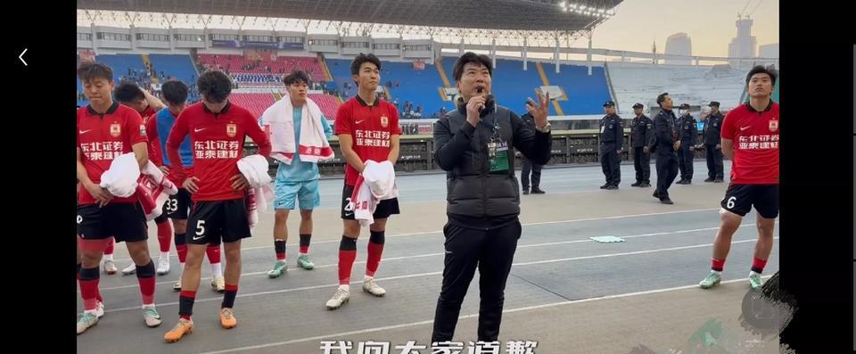 现在骂谢晖下岗的那批人就是当初骂陈洋下岗的那批人。你可以说谢晖1胜2平8负，联